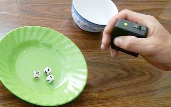 Tài Xỉu Bịp Công Nghệ Cao - Vạch Trần Thủ Đoạn Tinh Vi 2 Mang cả dụng cụ chơi cờ bạc bịp lên máy bay